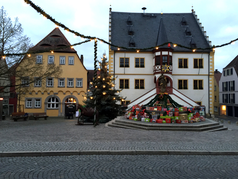 Weihnachtlich geschmückter Brunnen am Marktplatz in Volkach